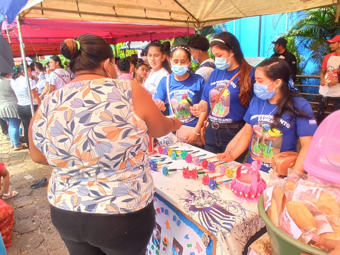 Feria Gastronómica con los estudiantes de secundaria con Emprendimientos de Proyectos de Vida