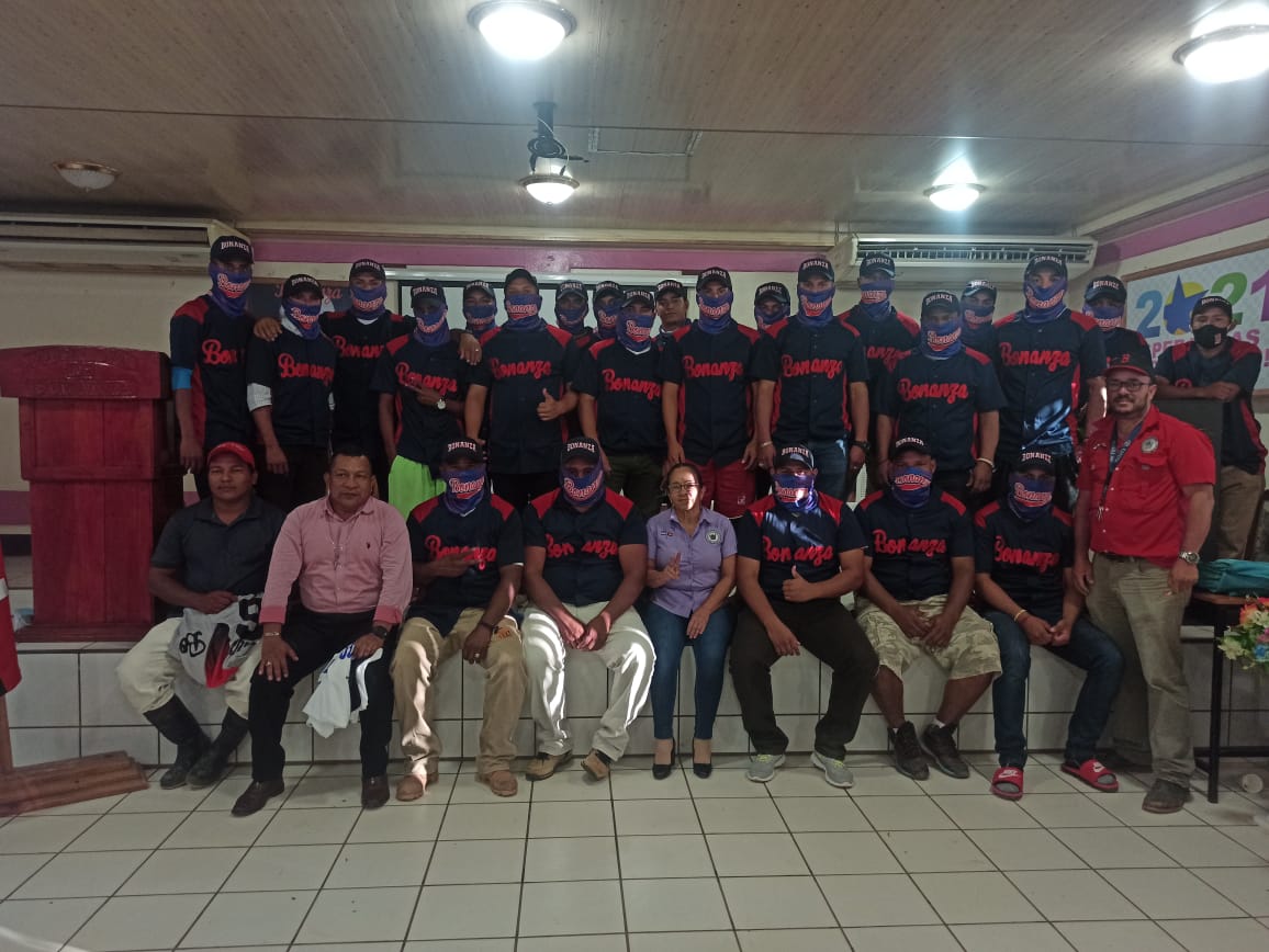 Entrega uniforme y equipos deportivos a jugadores de la Liga de Baseball Indígena Campesina de Bonanza