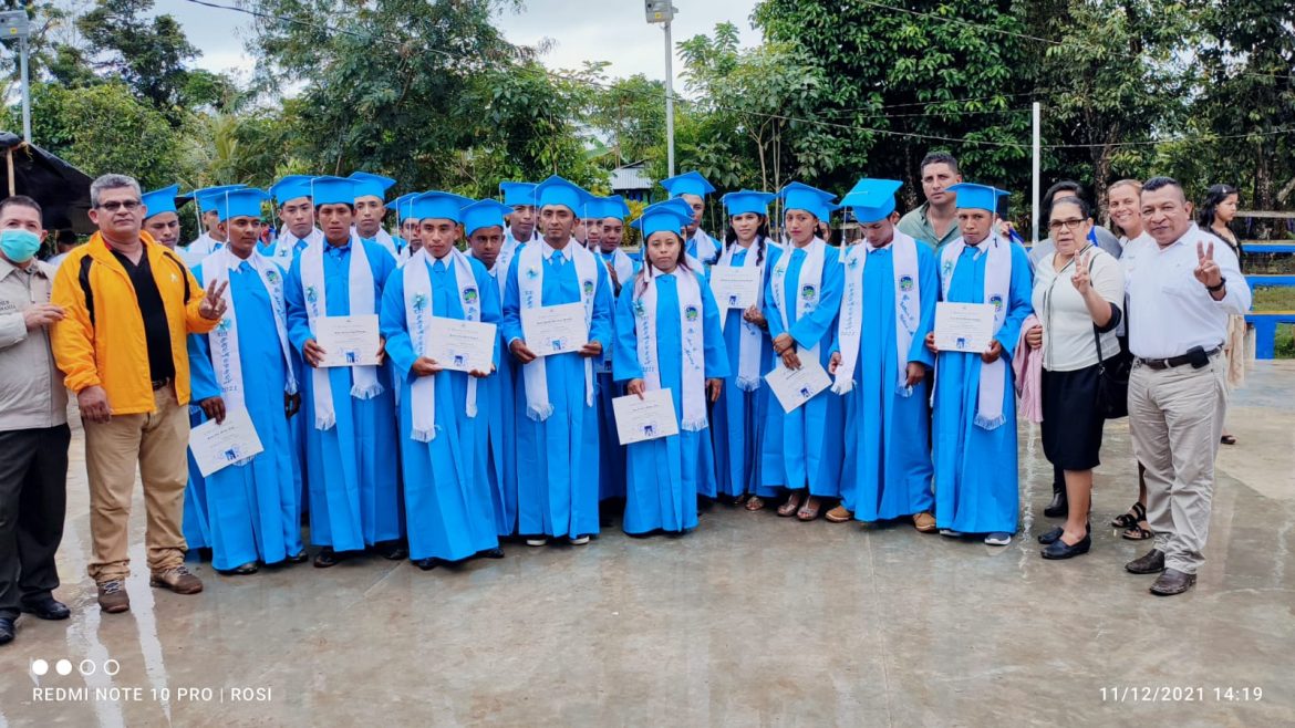 Primera Graduación de 24 Bachilleres en la Comunidad Kukalaya