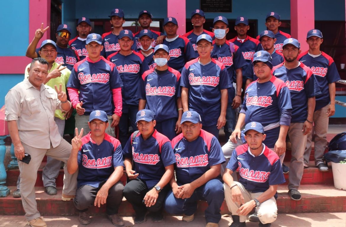 Gobierno Sandinista de Bonanza entrega uniformes a Equipo de la Liga Campesina.