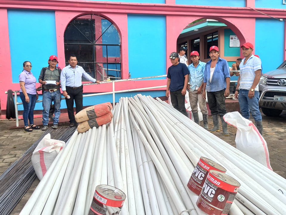 Entrega de materiales de Agua y Saneamiento comunidad El Pijibay