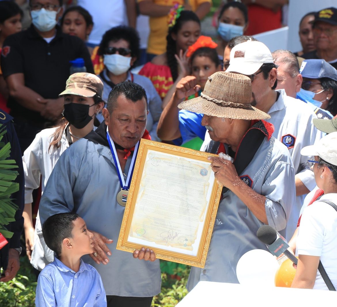 Alcalde Municipal de Bonanza recibe «Orden Pedagogía del Amor»