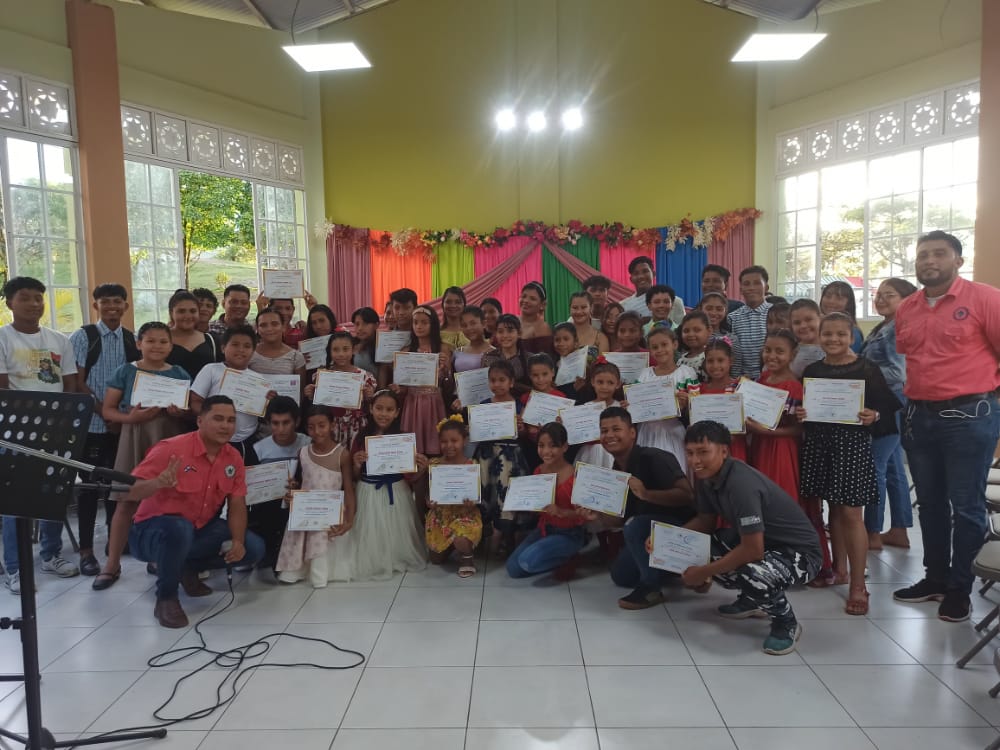 Entrega de certificado a la Escuela de Danza y Escuela de Coro Municipal