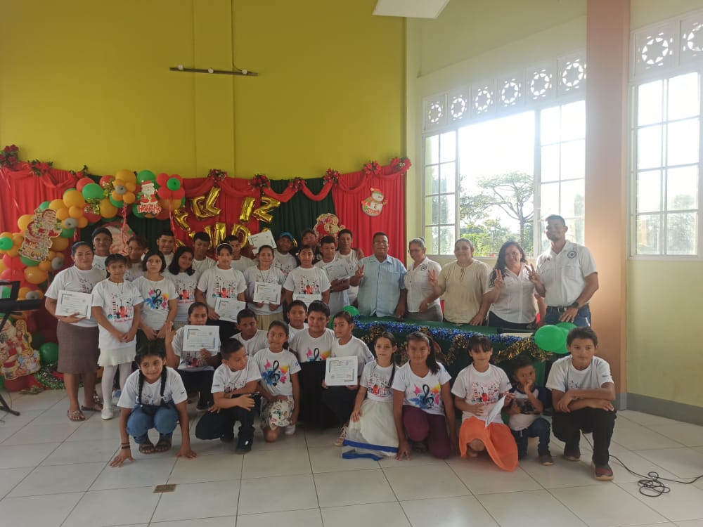 Entrega de Certificado a estudiantes de la escuela de coro ciudad de Bonanza