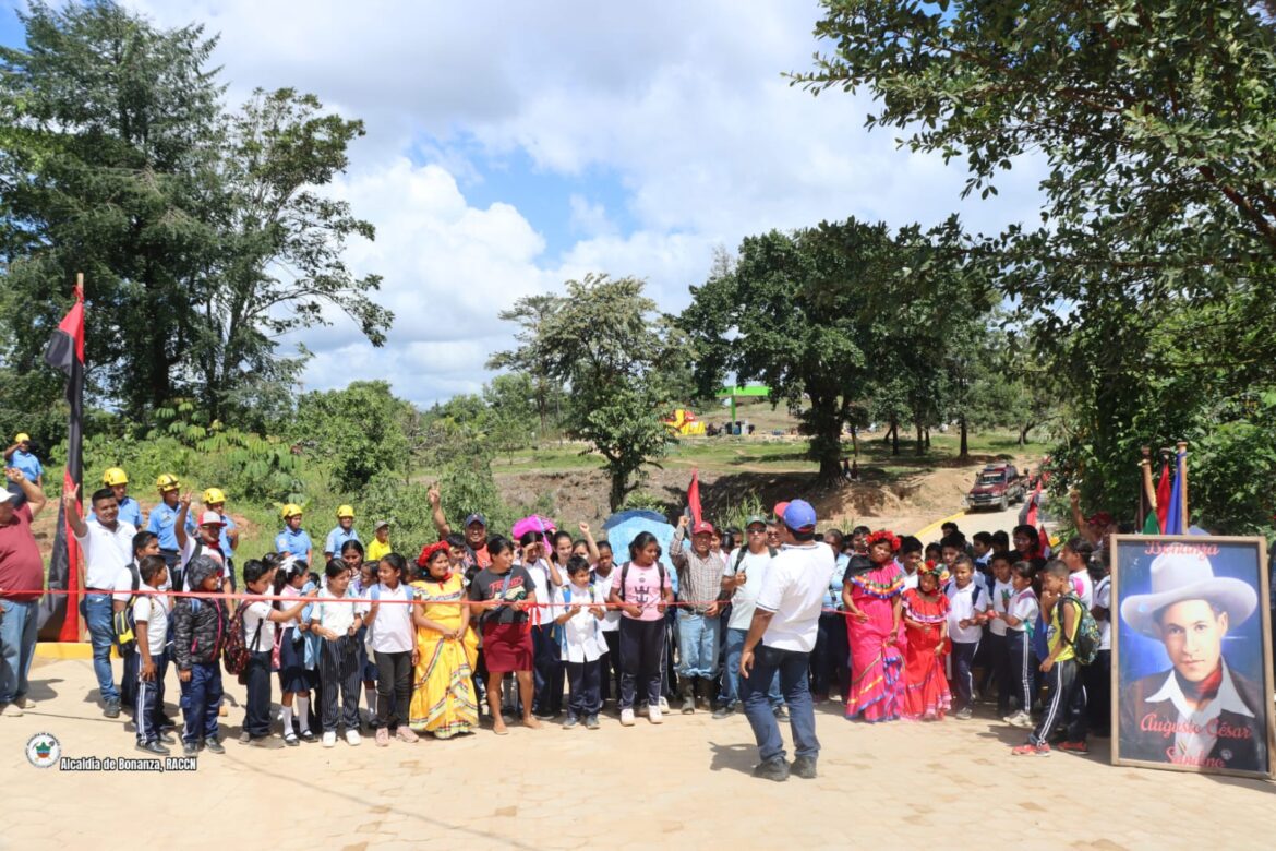 Inauguración de calle adoquinada en Bonanza en saludo al 92 aniversario de nuestro General Sandino