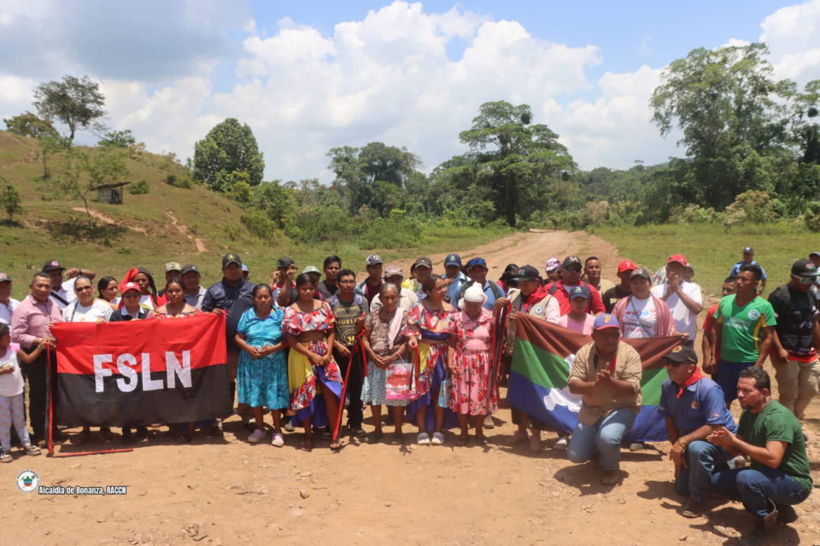 Familias de Alal celebran entrega de 3 km de camino productivo